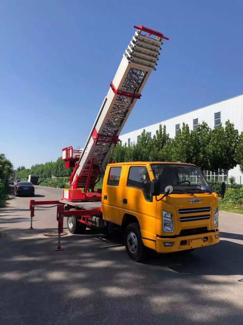 东西湖附近的云梯车出租服务：轻松解决高空作业需求