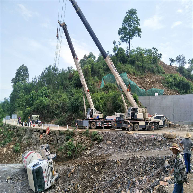 东西湖汽车掉沟里叫吊车救援要多少钱
